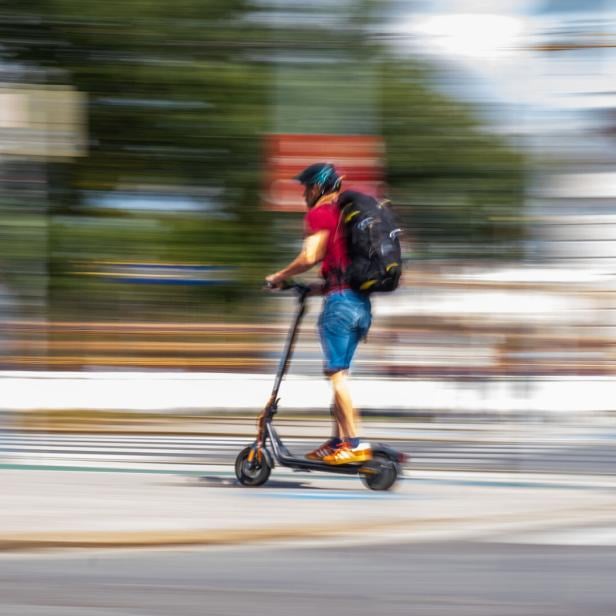 ++ THEMENBILD ++ E-SCOOTER / HELMPFLICHT / VERKEHR / VERKEHRSSICHERHEIT