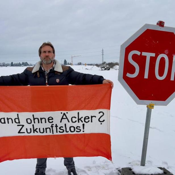 Christian Fenz macht aus seinem Protest gegen das Straßenprojekt keinen Hehl. Er bekrittelt den Verlust wertvoller Böden.