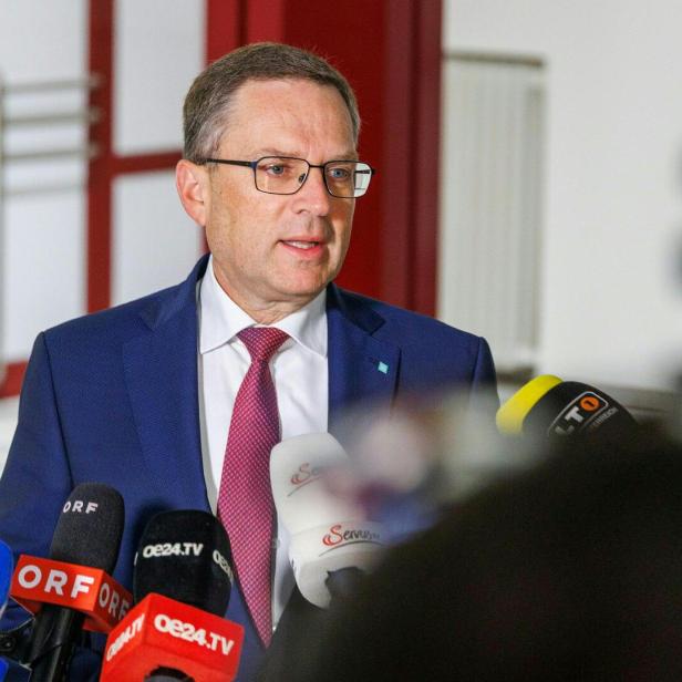 August Wöginger spricht vor Mikrofonen von ORF, Puls 24 und anderen Sendern.