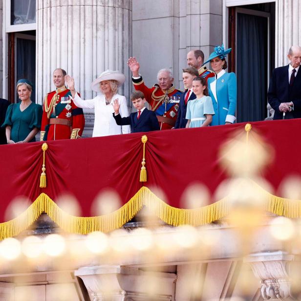 Die königliche Familie, darunter König Charles und Königin Camilla, steht auf dem Balkon des Buckingham-Palasts.