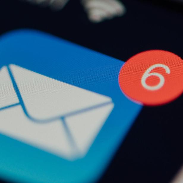 E-Mail-App auf dem Bildschirm eines Handy mit der Anzeige von sechs ungelesenen E-Mails.
