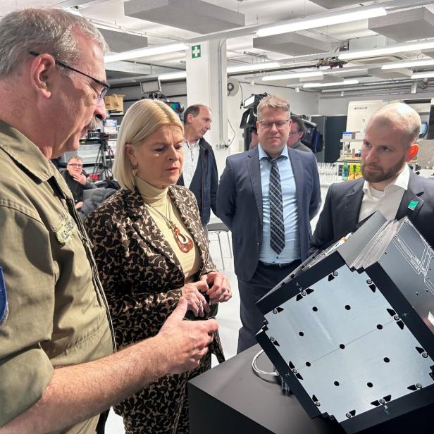 Präsentation des "Beaconsat"-Satelliten beim Tech-Unternehmen Gate Space am Flughafen Schwechat.