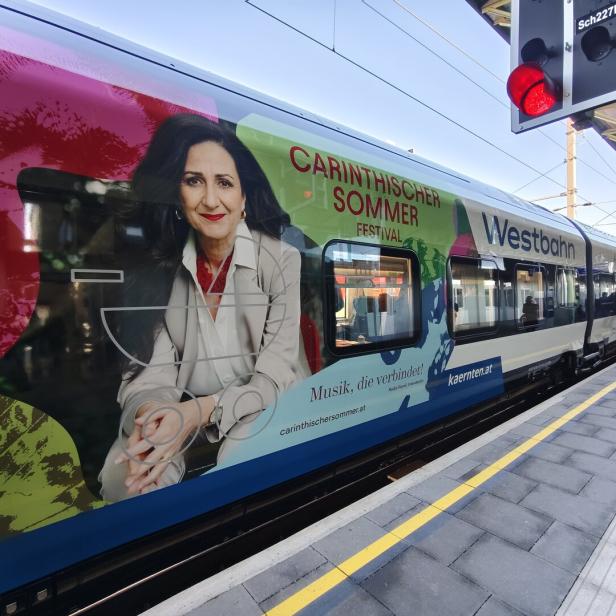 Ein Zug der Westbahn mit Werbung für Kultur in Kärnten. 