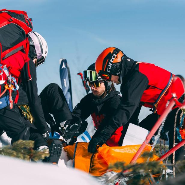 Angehende Bergretter und Bergretterinnen bei der Übung.