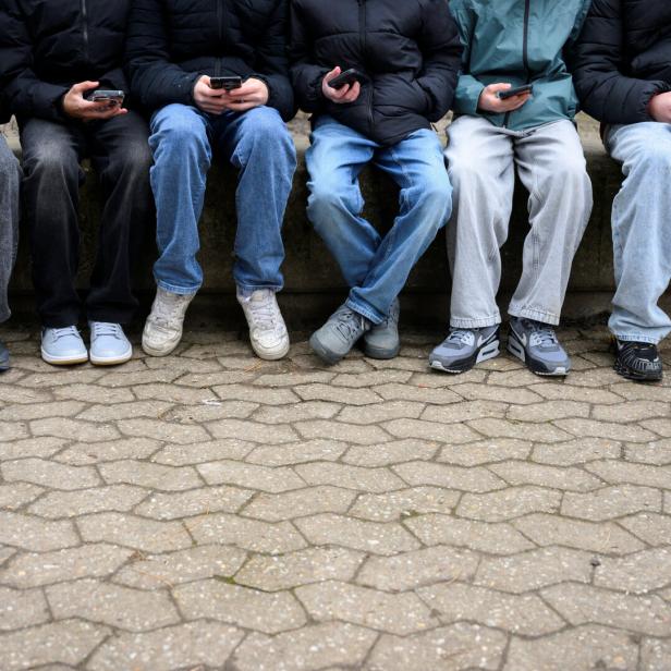 German school kids react to Germany mulling social media ban for minors