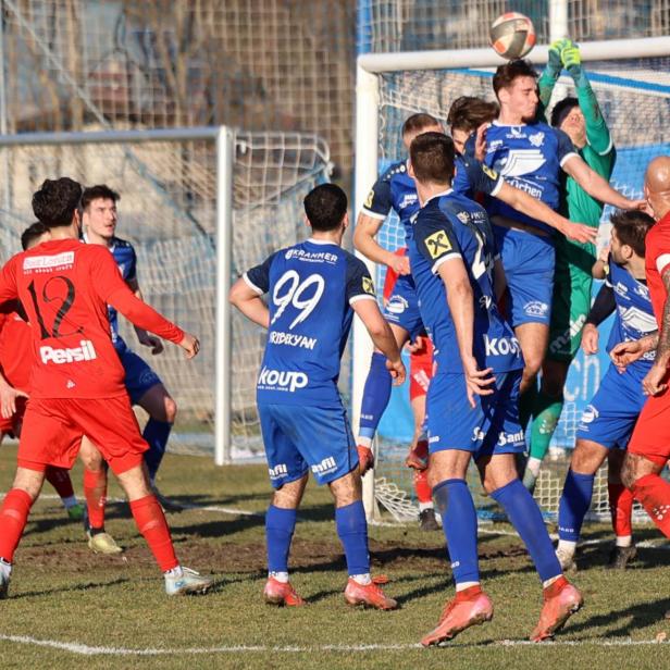 Gloggnitz gegen Wiener Viktoria Zweikampf im Strafraum