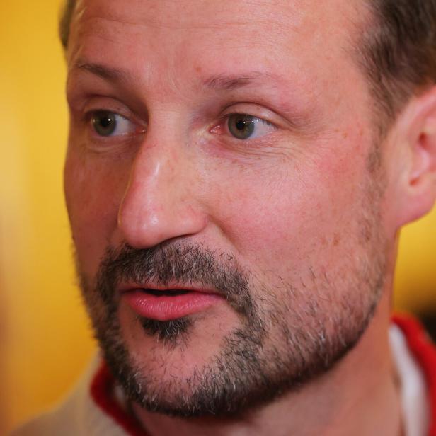 Prinz Haakon mit Bart und kurzen, dunklen Haaren blickt aufmerksam zur Seite.