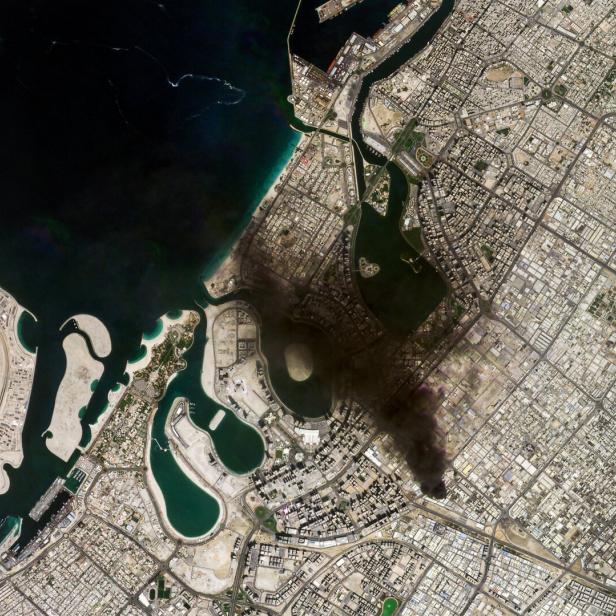 Satellitenbild eines von Rauch bedeckten Industriegebiets in Dubai, Vereinigte Arabische Emirate, 1. März 2026. 
