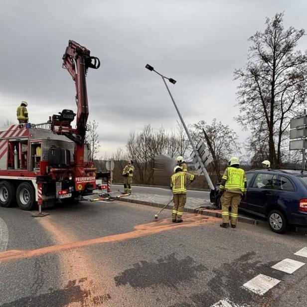 auto fährt in eine straßenlaterene