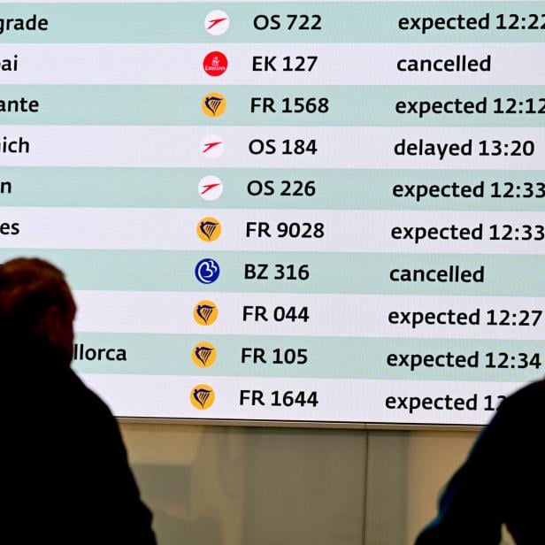 Fluginformationstafel zeigt Ankunfts- und Abflugzeiten, darunter Flüge nach Belgrad, Dubai und Berlin.