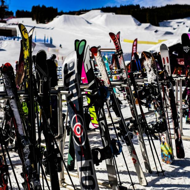 Mehrere verschiedenfarbiger Skier aneinandergereiht
