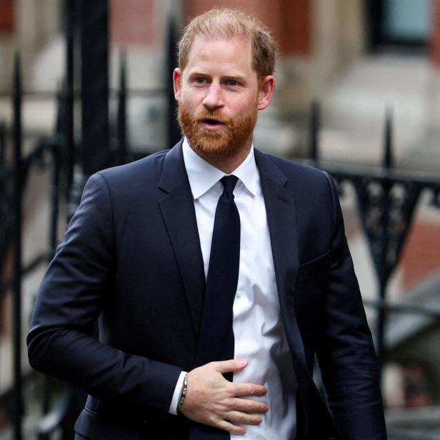 Prinz Harry trägt einen dunklen Anzug mit Krawatte und ein helles Hemd.