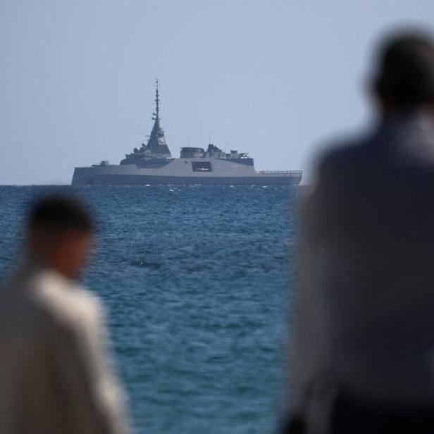 Greek frigates "Kimon" and "Psara" approach the port of Limassol