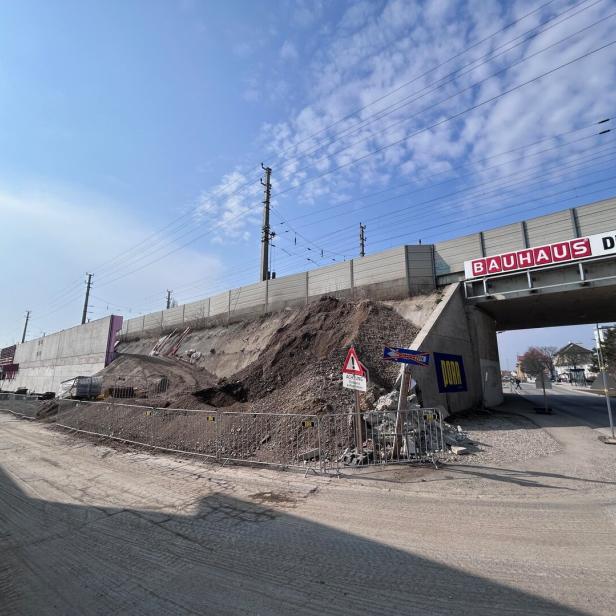 Viergleisiger Ausbau der Nordeinfahrt Wiener Neustadt. Die Eisenbahnbrücke in der Fischauer Gasse gilt als Nadelöhr.
