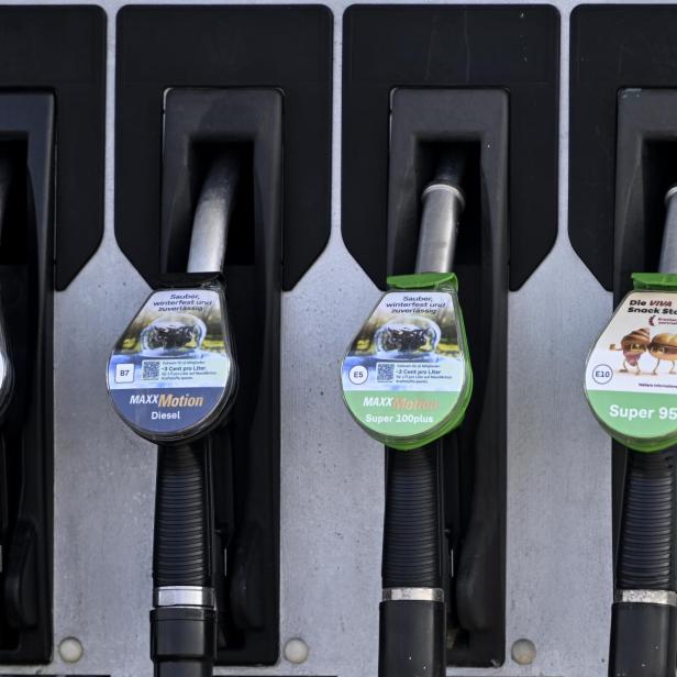 Randale in Wiener Tankstelle: Frau greift Polizisten an