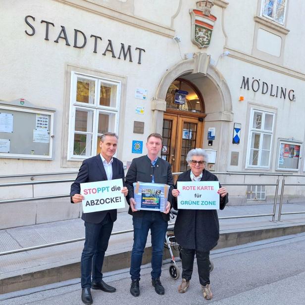 Drei Personen stehen vor einem Gemeindeamt