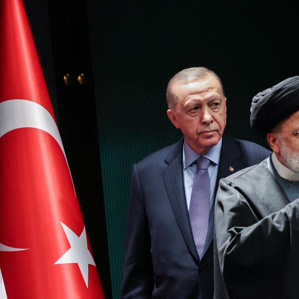 Der türkische Präsident Recep Tayyip Erdogan (links) und der iranische Präsident Ebrahim Raisi nehmen am 24. Januar 2024 an einer gemeinsamen Pressekonferenz in Ankara teil.