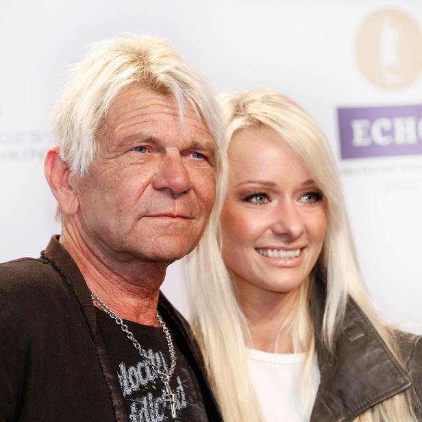 Matthias Reim und Christin Stark stehen eng nebeneinander und lächeln bei einer Veranstaltung mit ECHO-Logo im Hintergrund.