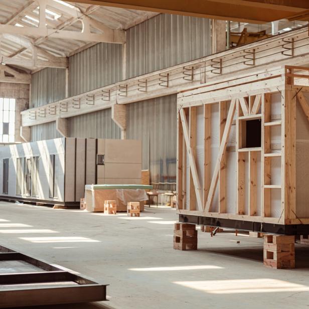 Hier werden Raumzellen und Bauteile in der automatisierten Produktion vorgefertigt