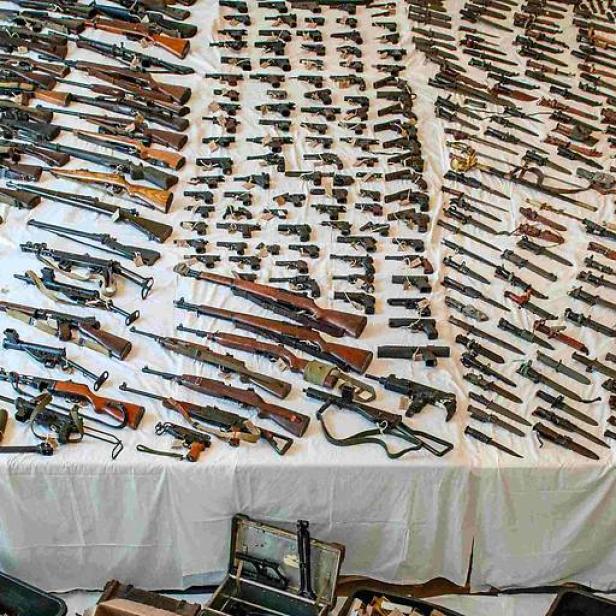 Die Polizei fand beim Verdächtigen ein Waffenarsenal.