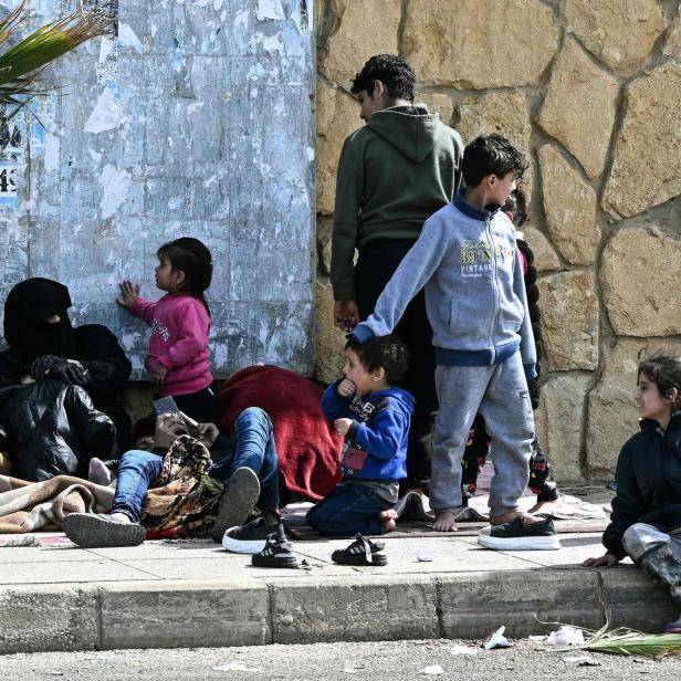 Bewohner, die vor israelischen Luftangriffen in den südlichen Vororten von Beirut geflohen sind, in der libanesischen Hauptstadt.