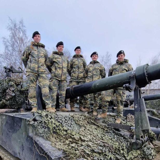 Soldatinnen auf einer Panzerhaubitze