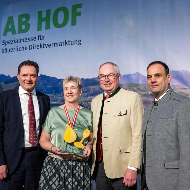 Martina Weidenauer nahm Trophäe in Empfang