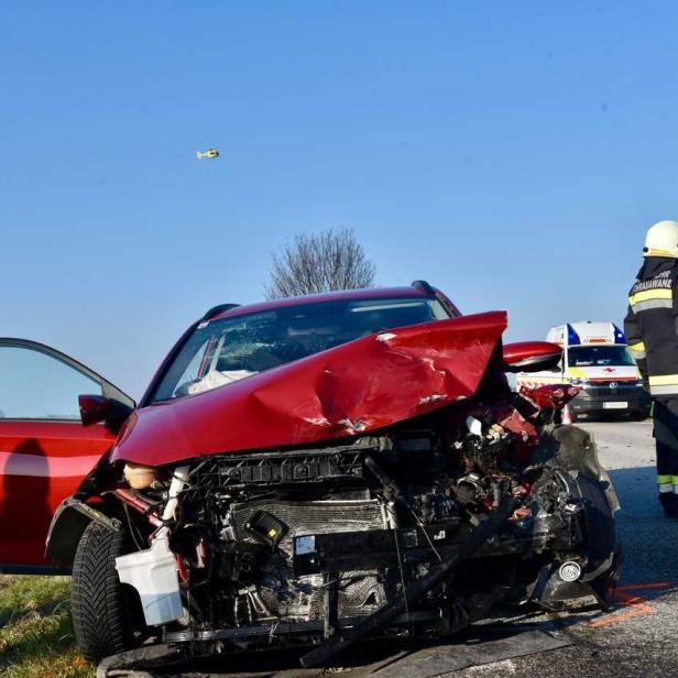 Feuerwehrleute und ein kaputtes Auto