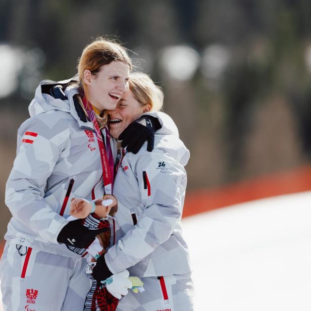 Große Emotionen bei Veronika Aigner und Lilly Sammer nach Gold.