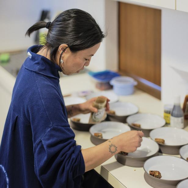 Köchin Yoshie Itasaka verbindet Regionales mit Zutaten, die sie aus Japan mitbringt.