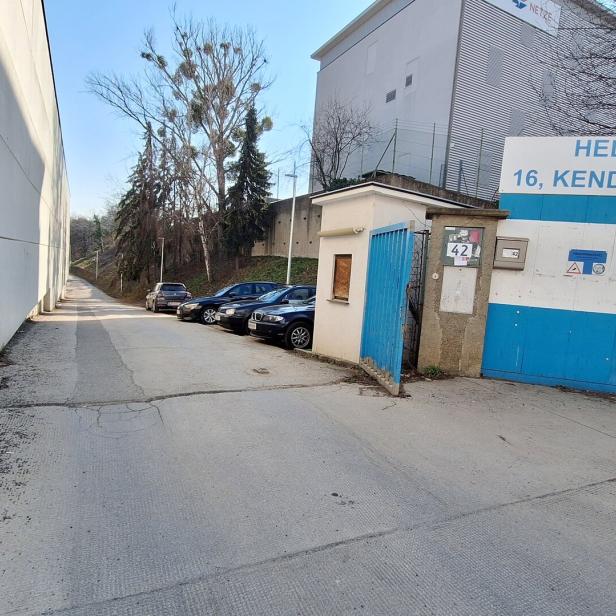 Die Warnung vor einer Besitzstörung befindet sich gut versteckt links am Tor beim Helfort-Platz.