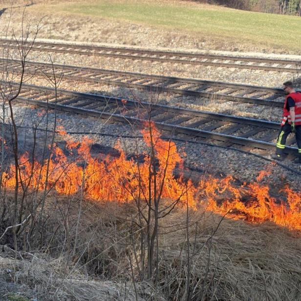 ++ HANDOUT ++ NIEDERÖSTERREICH: 15 FEUERWEHREN BEIM "BRANDSTREIFENHEIZEN" AN DER SÜDBAHN