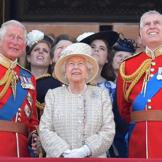 Charles, Königin Elisabeth und Andrew blicken in Uniformen nach oben.