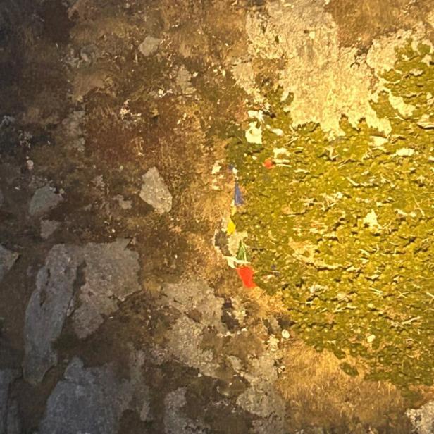 Foto vom Hubschrauber aus. Die bunten Fahnen wurden für abgestürzte Bergsteiger gehalten.