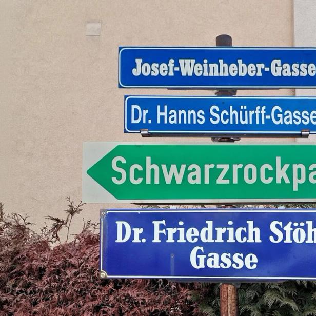 Vier Straßenschilder untereinander