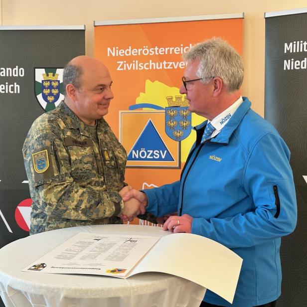 Georg Härtinger und Christoph Kainz geben sich die Hand