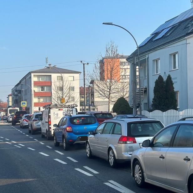Mehrere Fahrzeuge stehen vor einem geschlossenen Bahnschranken