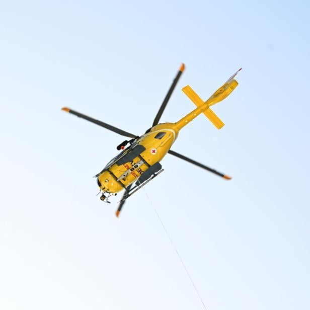 Ein Hubschrauber im Rettungseinsatz von unten fotografiert.
