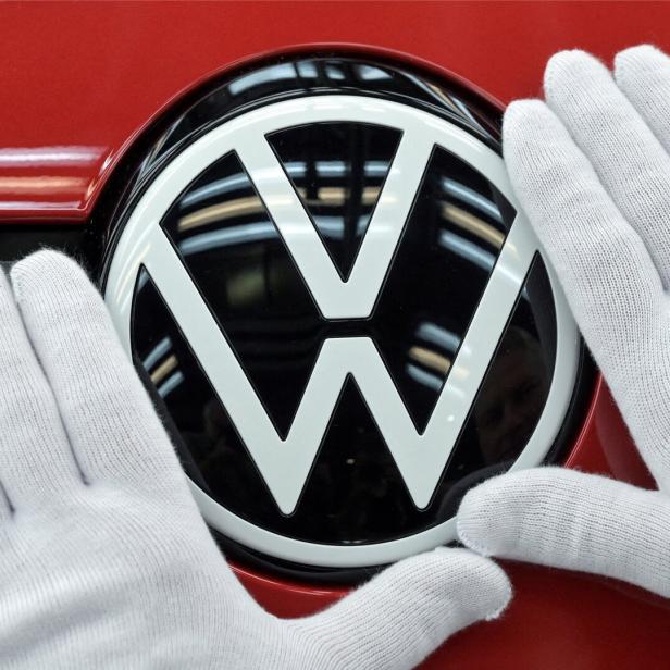 FILE PHOTO: Media tour through Volkswagen production line in Dresden