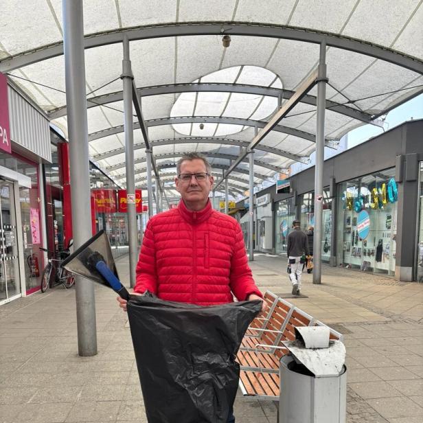 Floridsdorfer Bezirkschef Georg Papa im EKZ Großfeldsiedlung.