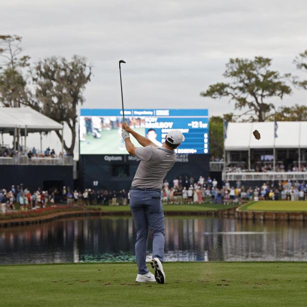 Vorjahressieger Rory McIlroy zielt auf das Green am 17. Loch