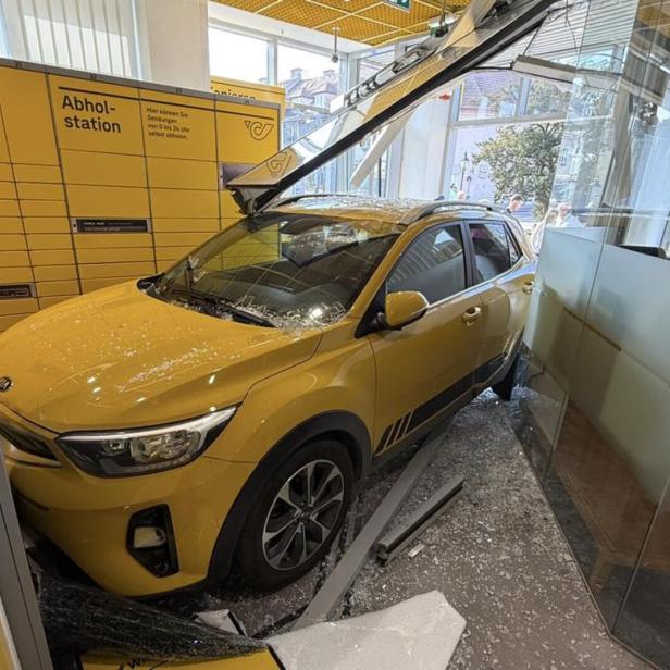 Pkw steht mitten in der Postfiliale 