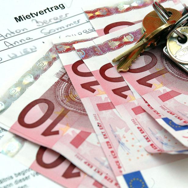 Ein ausgefüllter Mietvertrag mit Schlüssel 