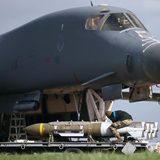 Eine Rakete vor einem Flugzeug