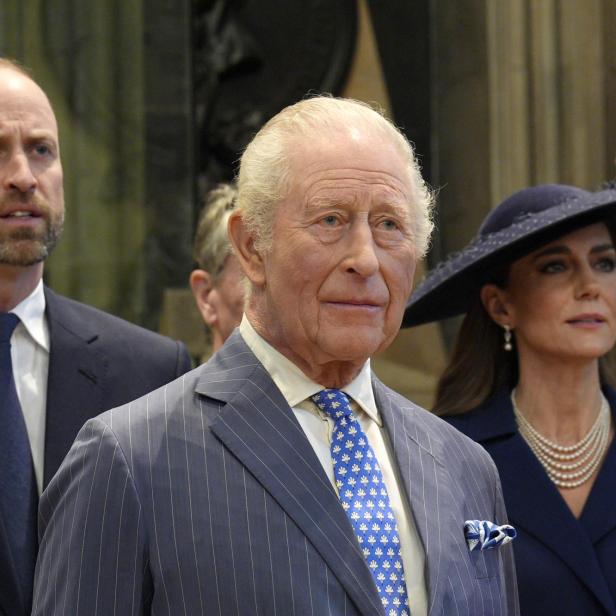 König Charles III., Prinz William und Prinzessin Kate mit ernsten Mienen beim Commonwealth-Gottesdienst in der Westminster Abbey.