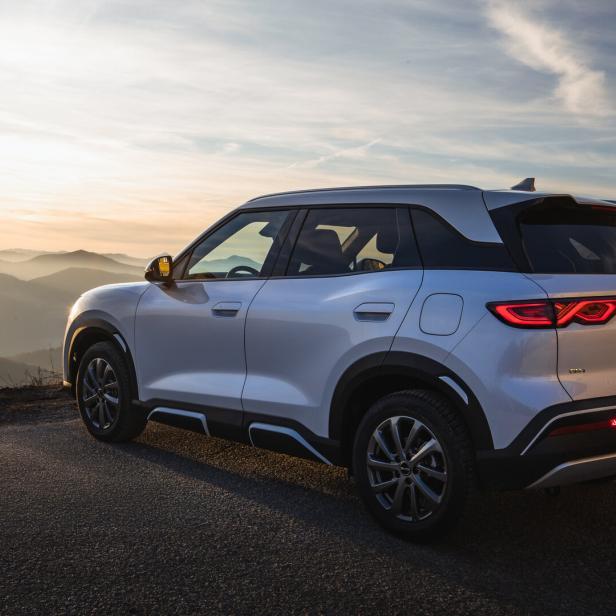 BYD Atto 2 DM-i vor Bergkulisse.