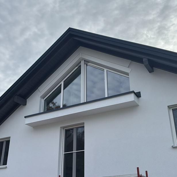 Dach von einem weißen Neubau 