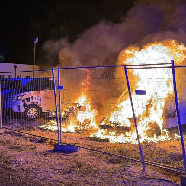 13 Elektro-Transporter wurden bei dem Brand zerstört.