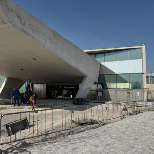 Nelson-Mandela-Platz vor dem Bahnhof Aspern-Nord