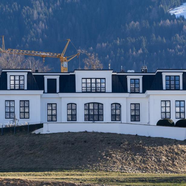 SIGNA: REPUBLIK PFÄNDET RENE BENKOS VILLA IN INNSBRUCK